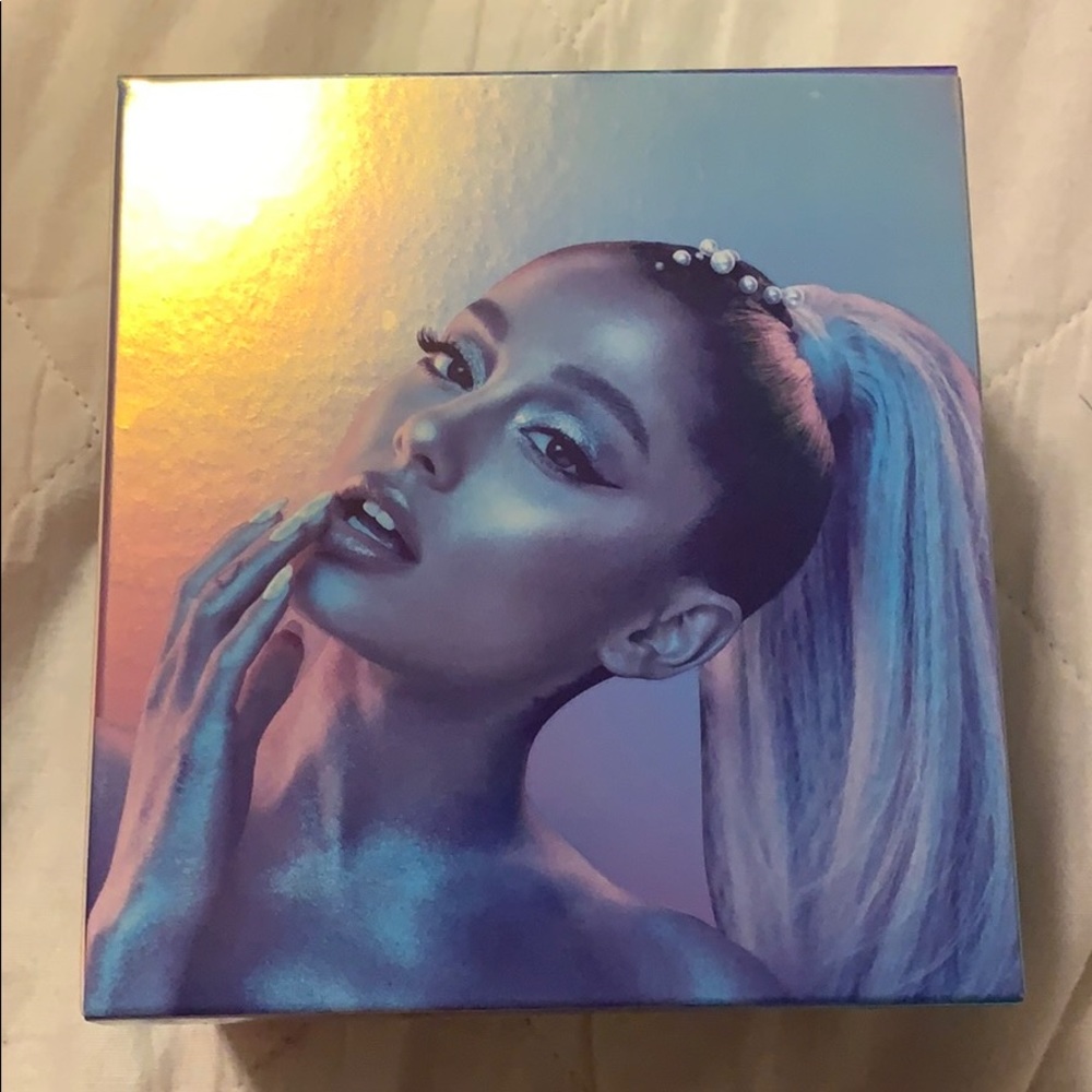 Ariana grande perfume box